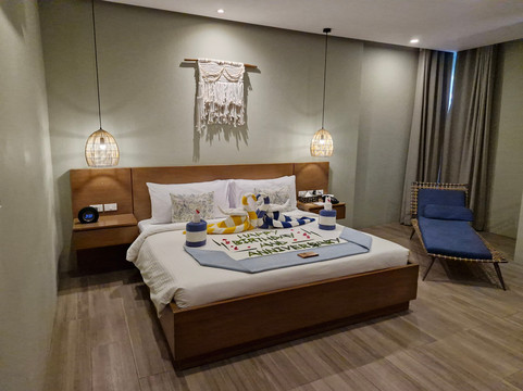 查理的爱妮岛-由HII管理主图