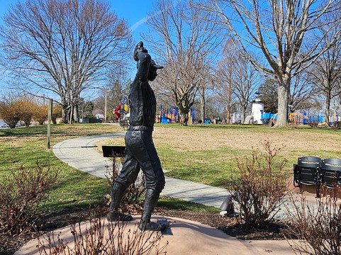 Ernest Burke Memorial Statue-Havre de Grace必去景点