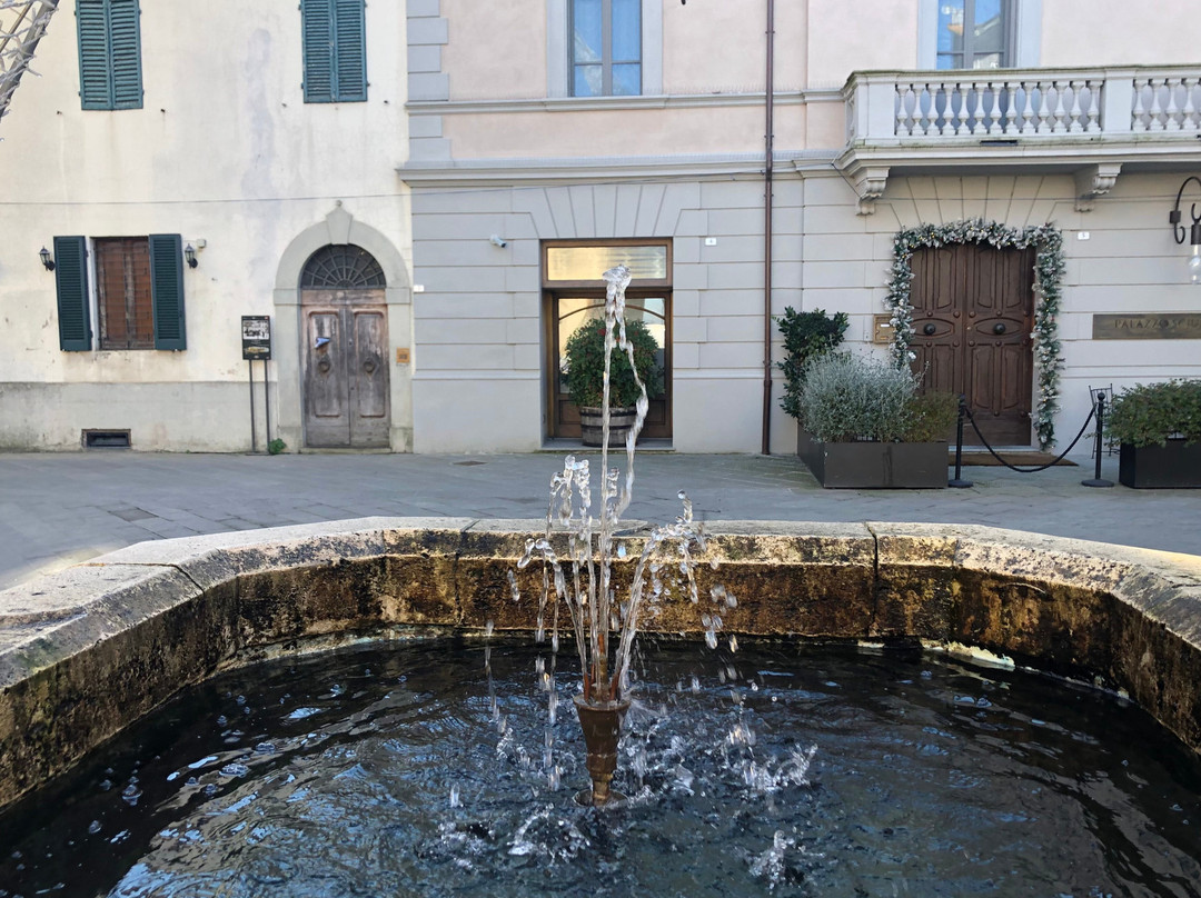 Fontana Di Piazza Mazzini-Castiglione del Lago必去景点