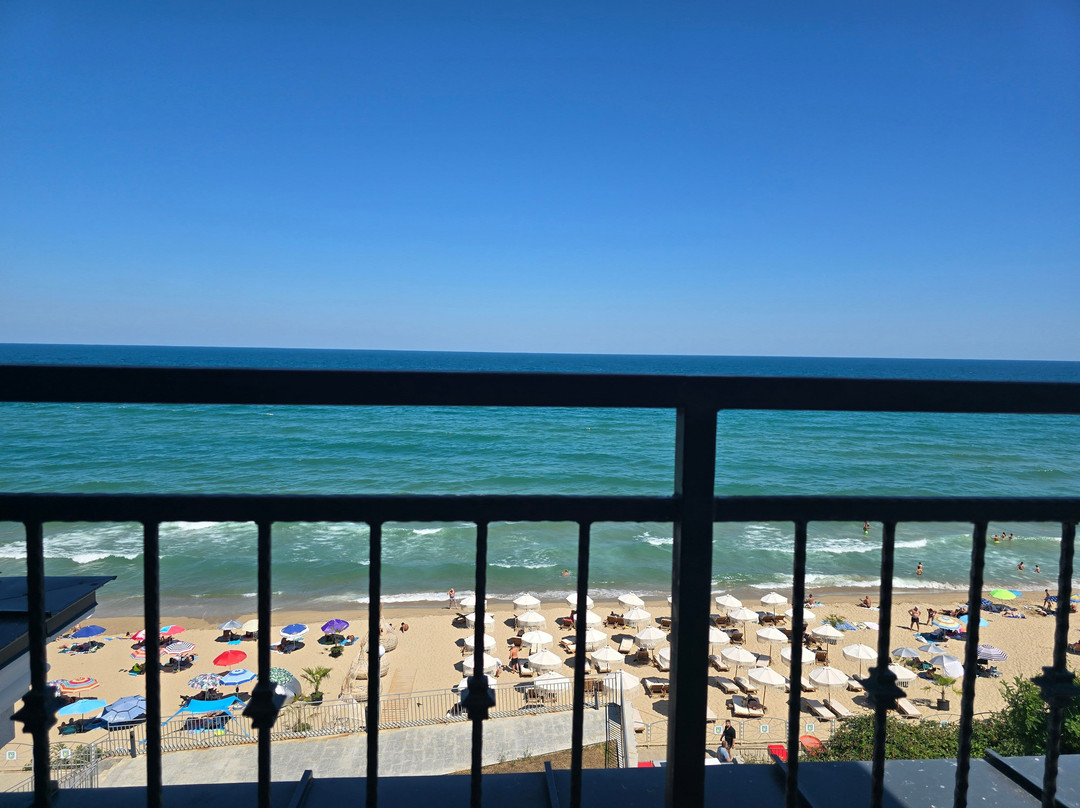 La Boheme Hotel, Obzor