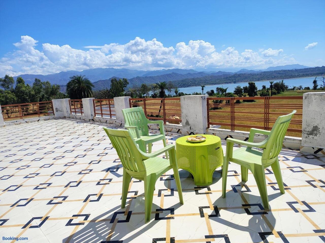 Skyline Lakeview Homestay And Lounge