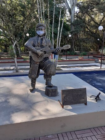 Estátua do Teixeirinha-Rolante必去景点
