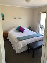 Tipi and Bobs Waterfront Lodge主图