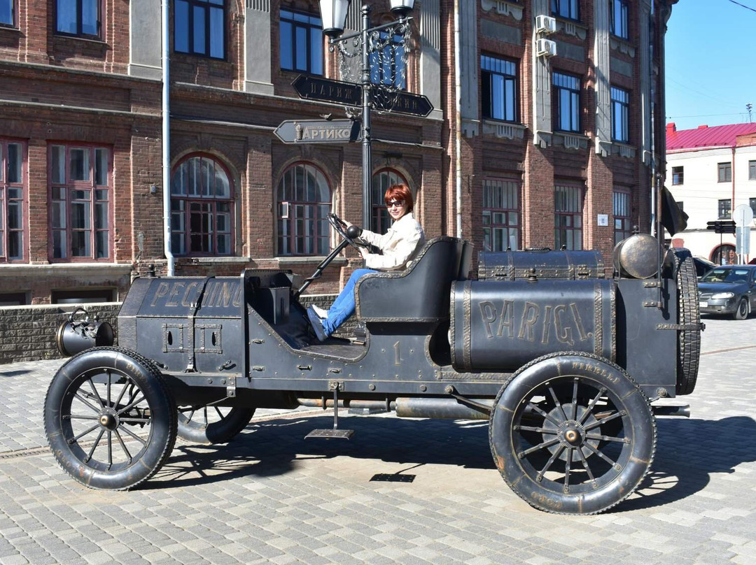 Monument to Pekin -Paris Rally Automobile景点图片