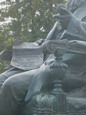 Monument to M. Ye. Saltykov-Shhedrin景点图片