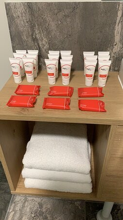 Nightcap at Commercial Hotel主图