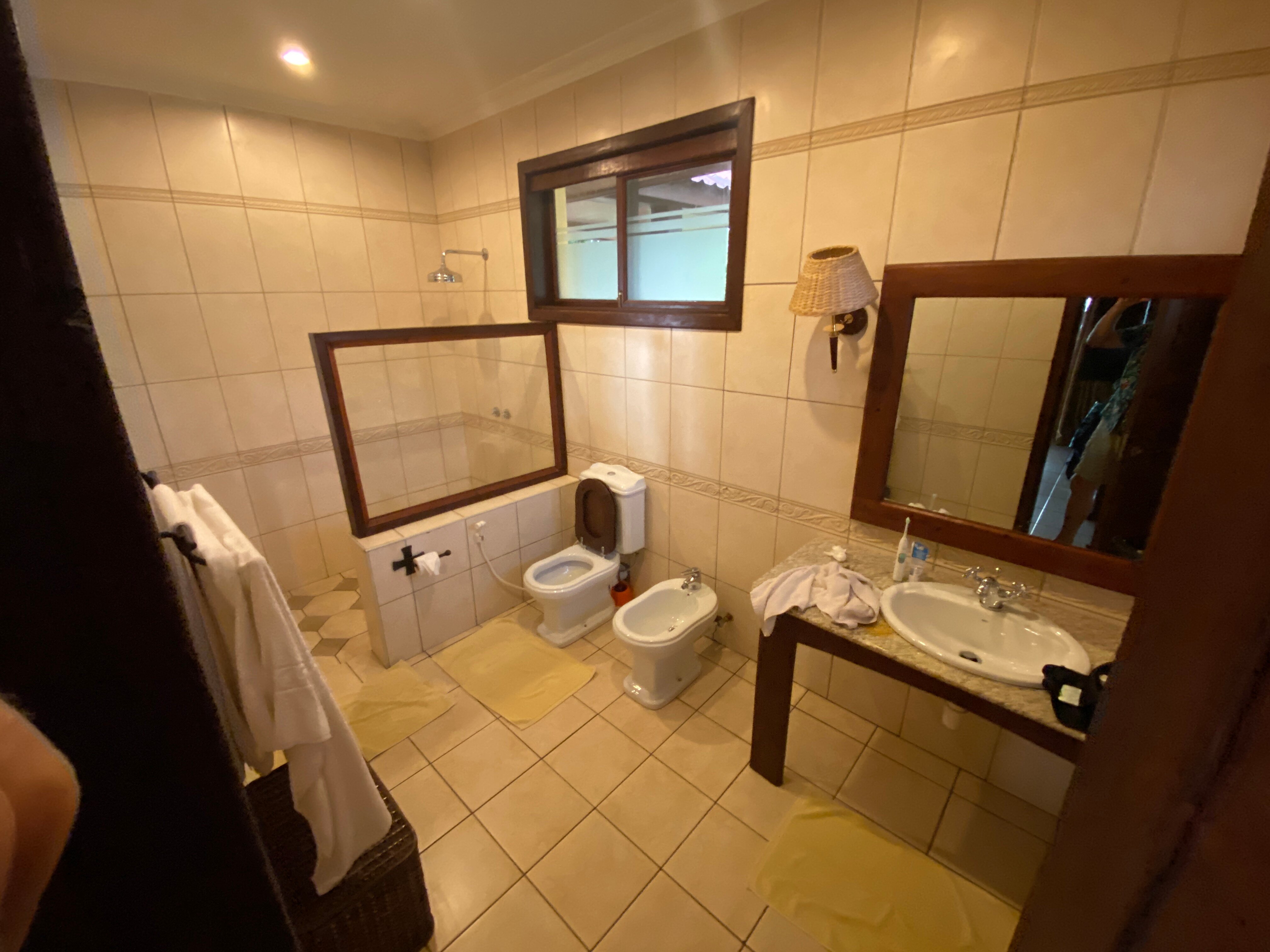 Kigoma Hilltop Hotel-浴室