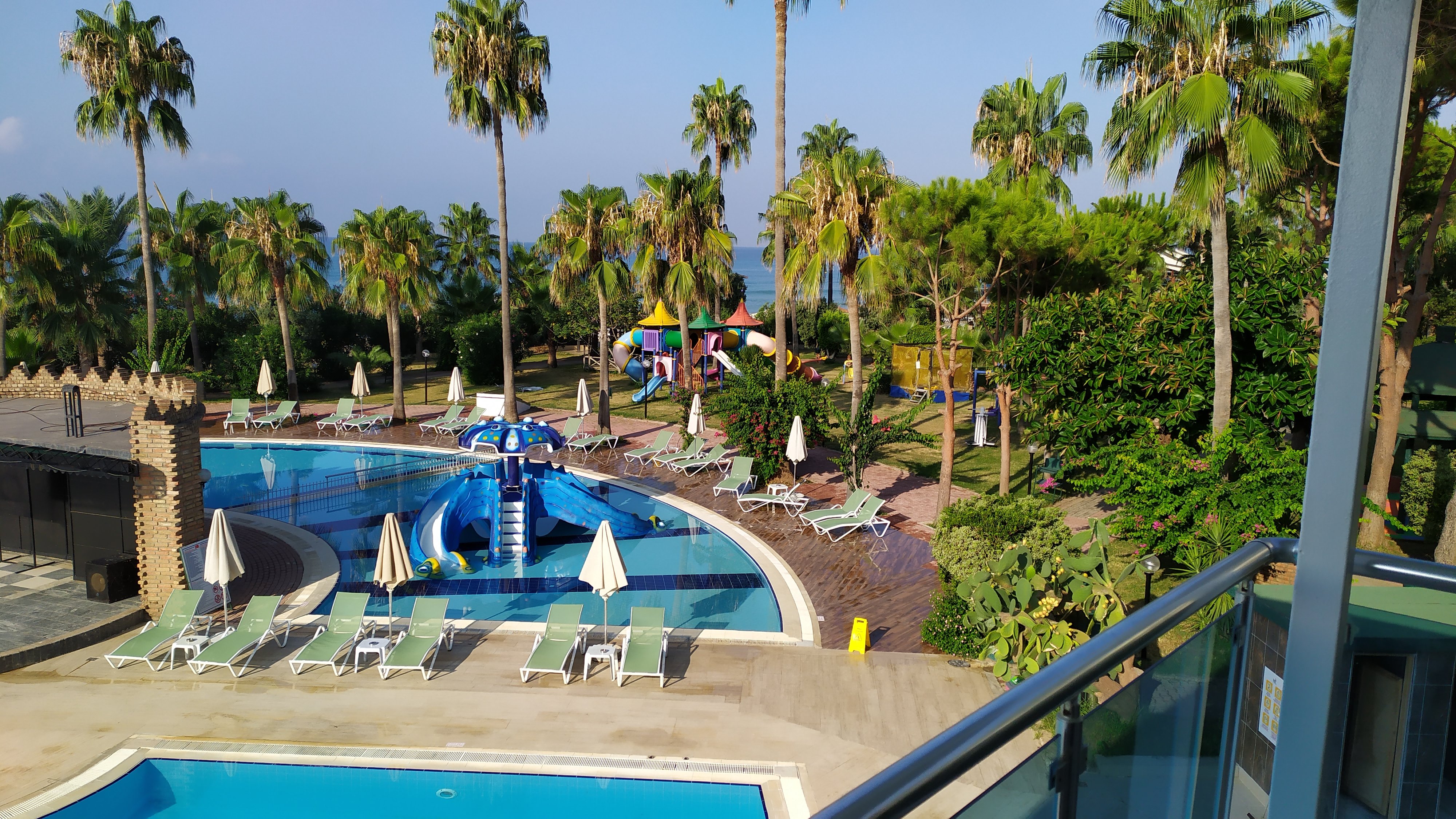 MC Beach Resort Hotel-泳池
