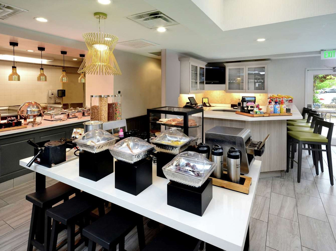 拉雷三角镇中心希尔顿花园酒店主图