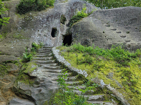 Cave Monastery-Rozhirche必去景点