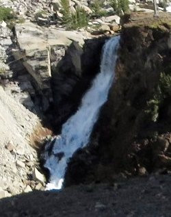 Tioga pass waterfall景点图片
