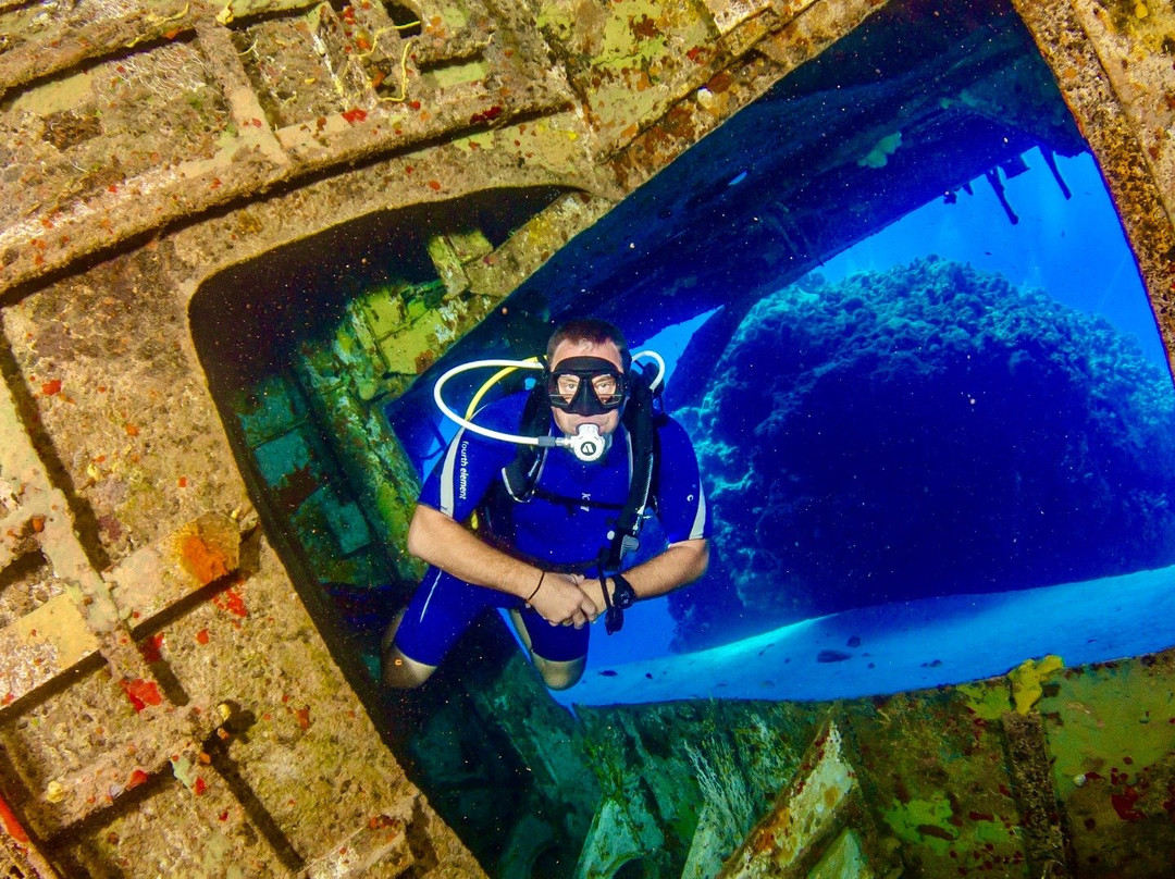 Canary Divers-布莱克本必去景点