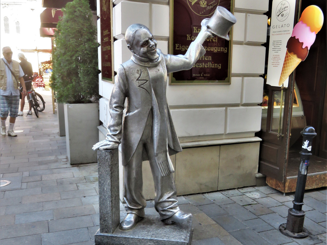 Schone Naci Statue-布拉迪斯拉发必去景点