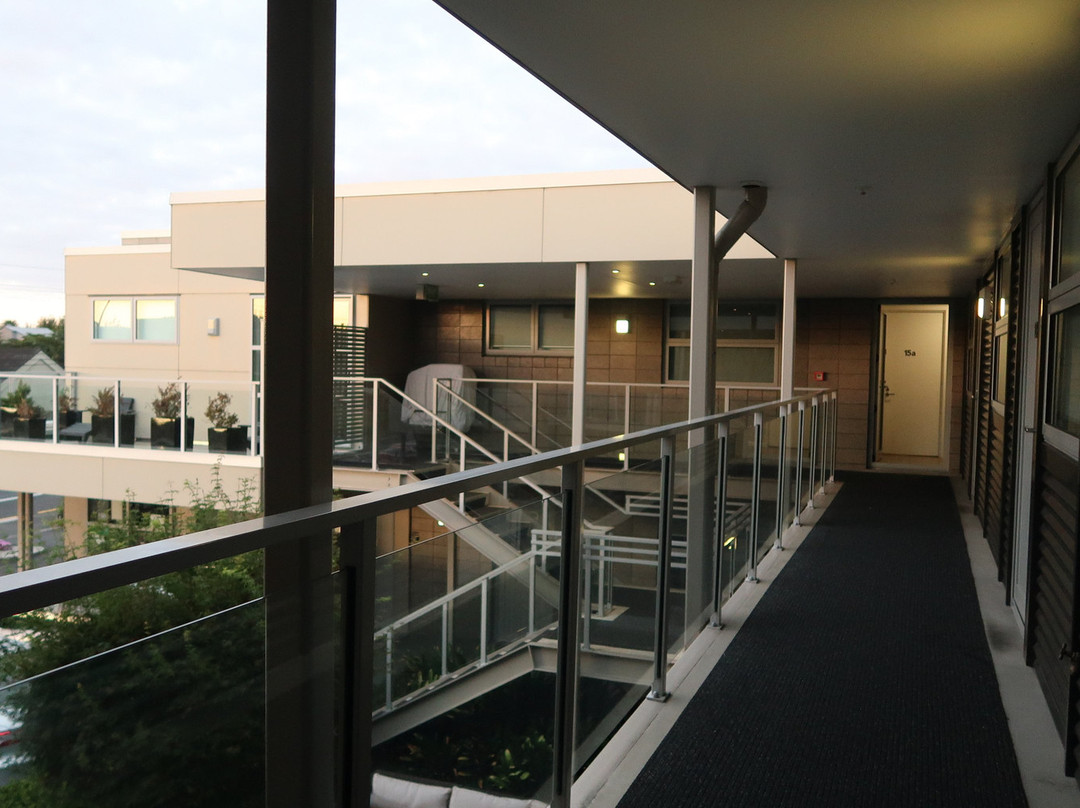 银色汽车旅馆主图