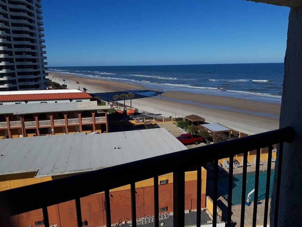 Tropical Winds Oceanfront Hotel主图