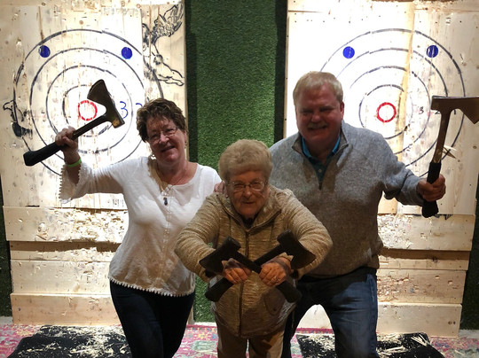 Chops+Hops Axe Throwing Lodge-劳德代尔堡必去景点