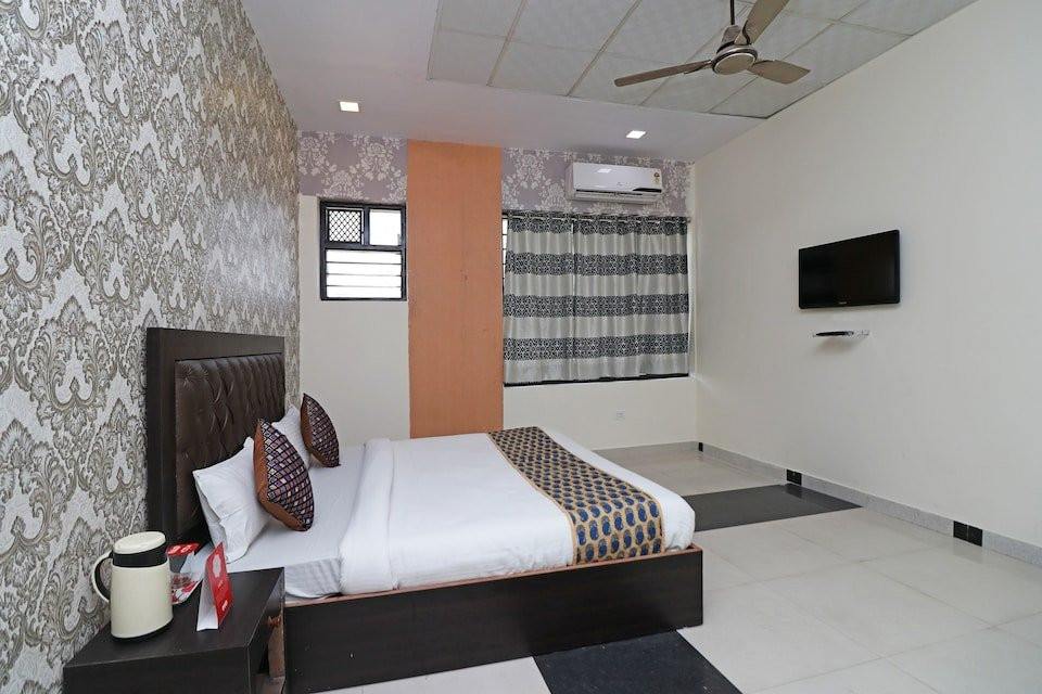 OYO 11717 Gold Star Suits主图