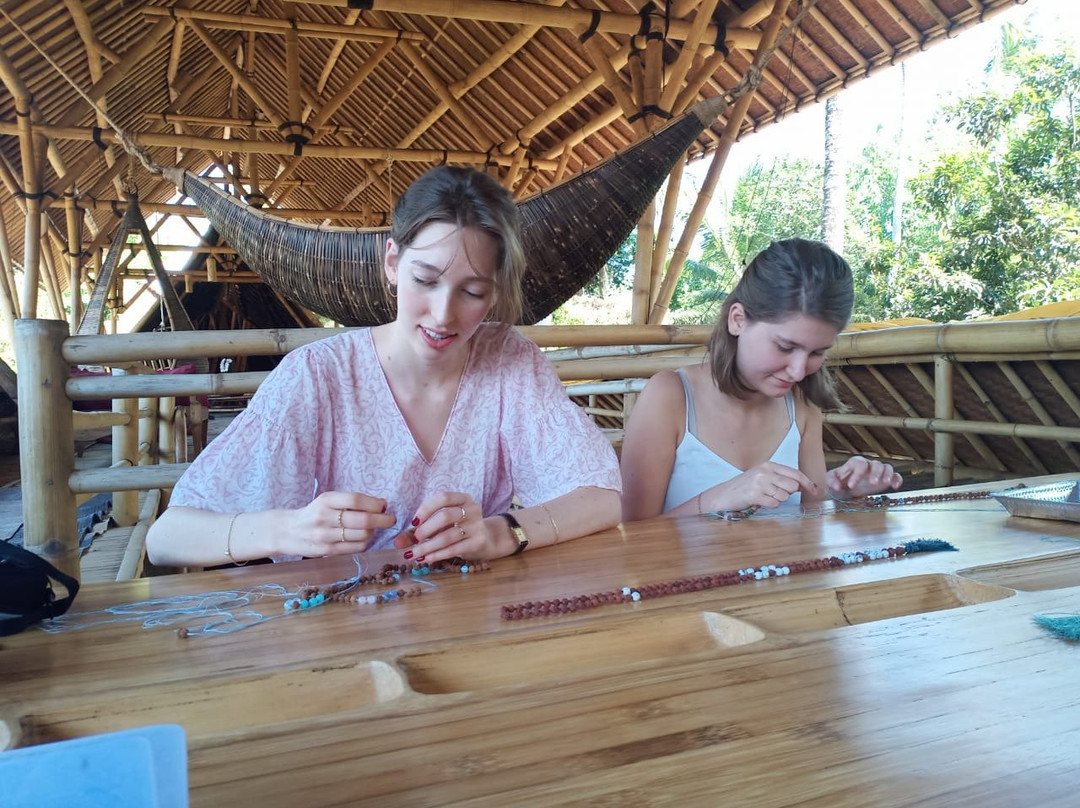Making Mala Necklace景点图片