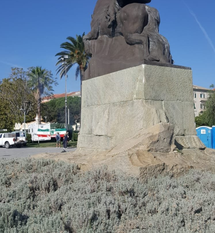 Monumento a Garibaldi-萨沃纳必去景点