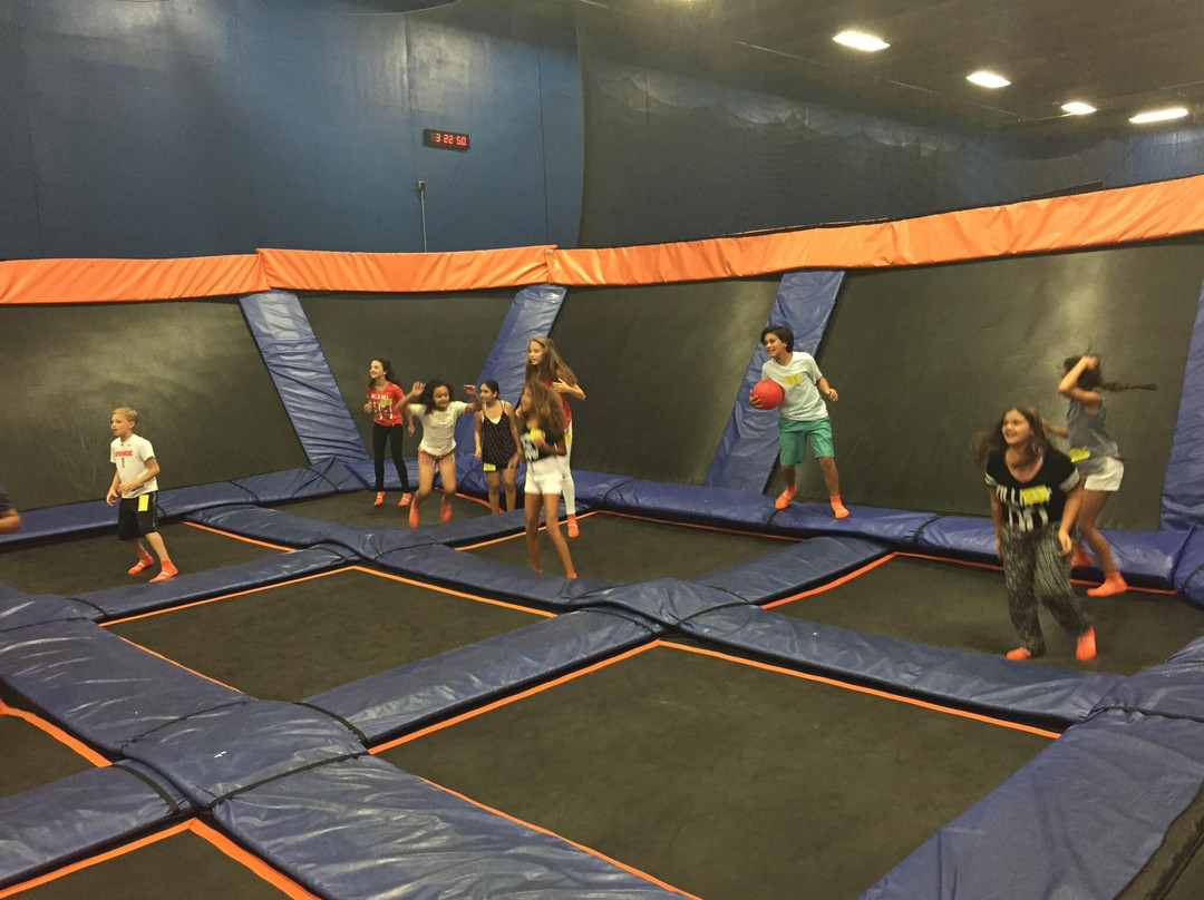 Sky Zone Trampoline Park-多拉必去景点