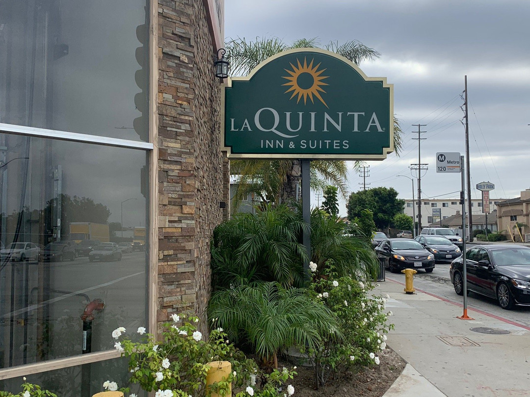 英格尔伍德拉金塔旅馆及套房酒店主图