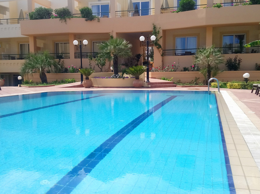 Helios Apartments主图