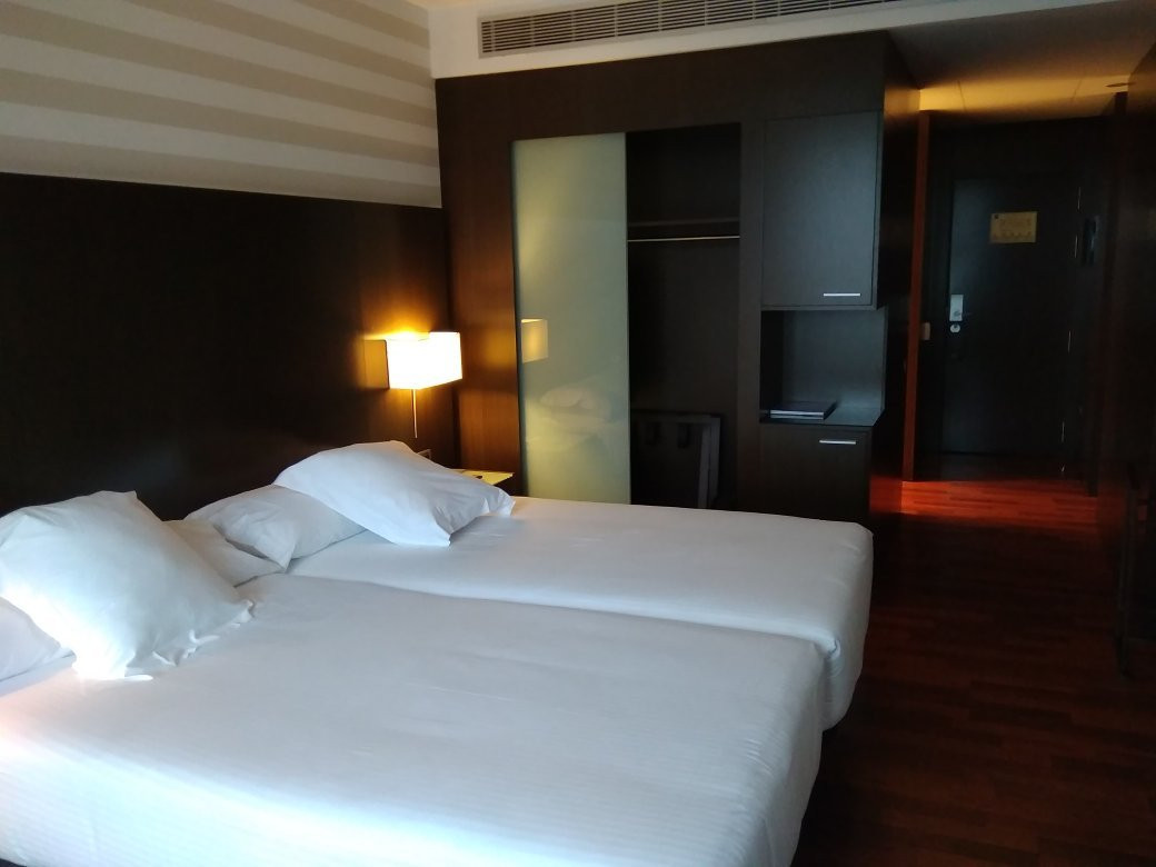 泽尼特潘普洛纳酒店主图