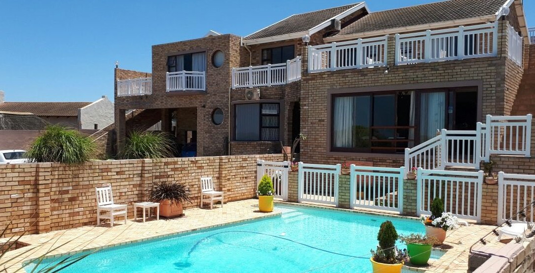 Bluewater Beachfront Guest House主图