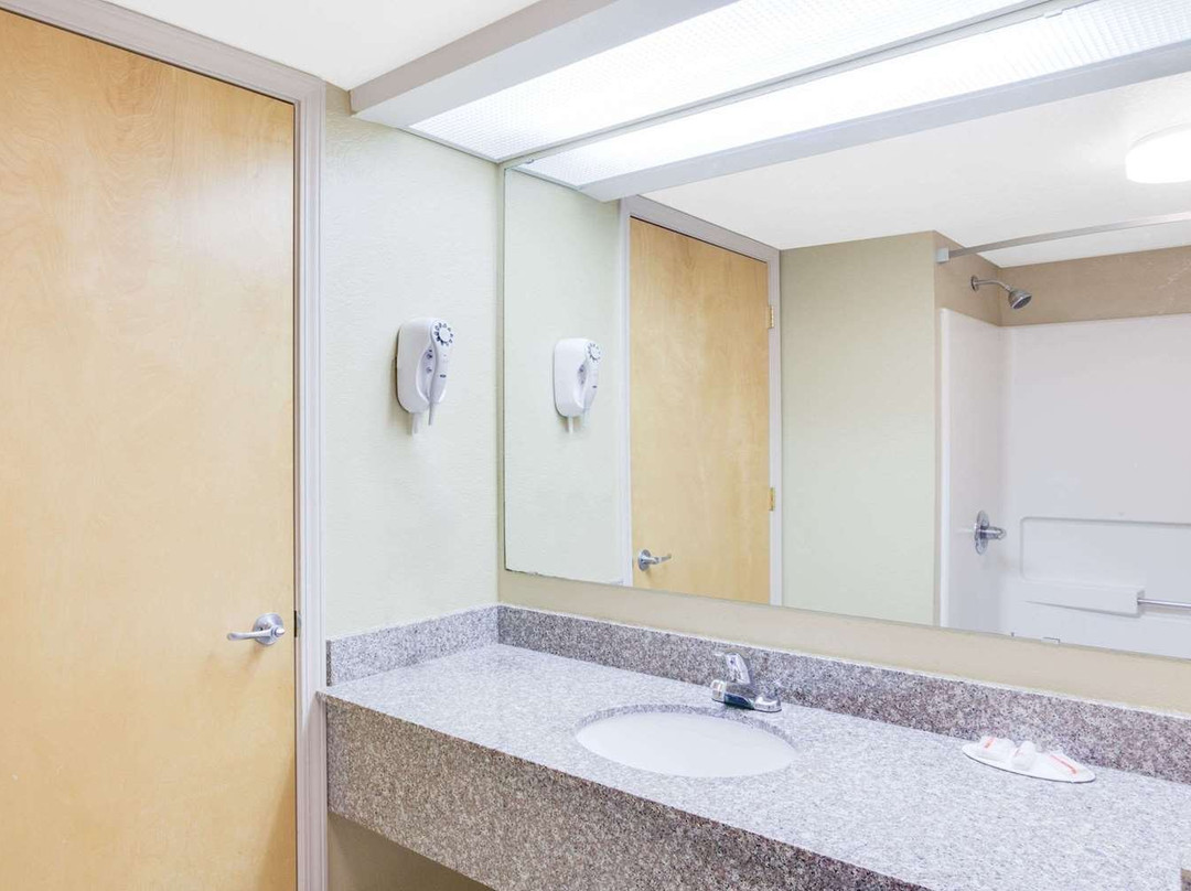 Super 8 by Wyndham Crossville TN主图