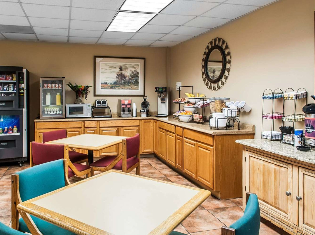 Suburban Studios East主图