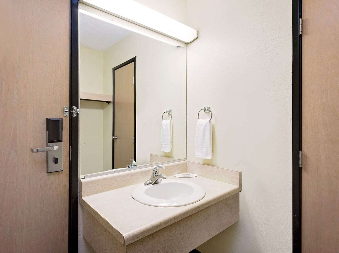 Super 8 by Wyndham Metropolis主图