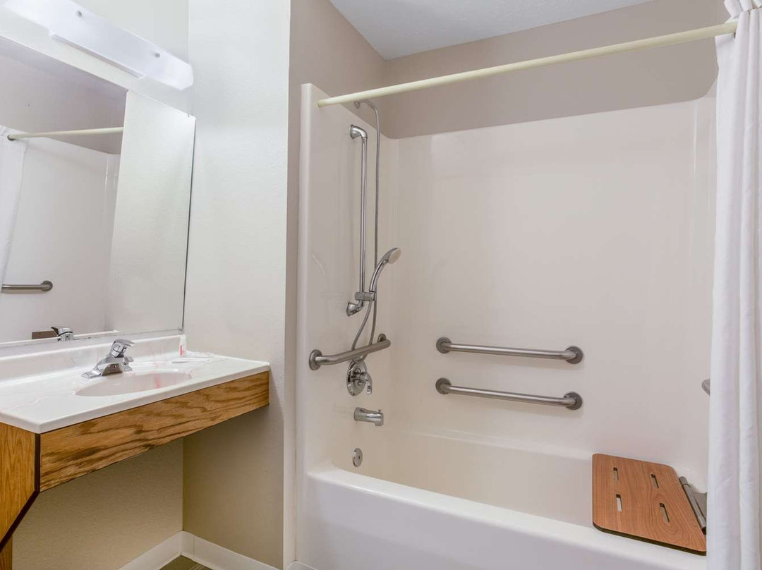 布莱克福特速8酒店主图