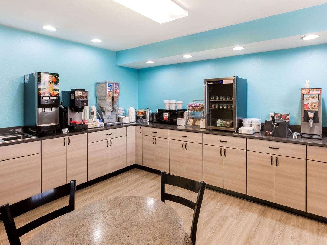 Super 8 by Wyndham Hays KS主图