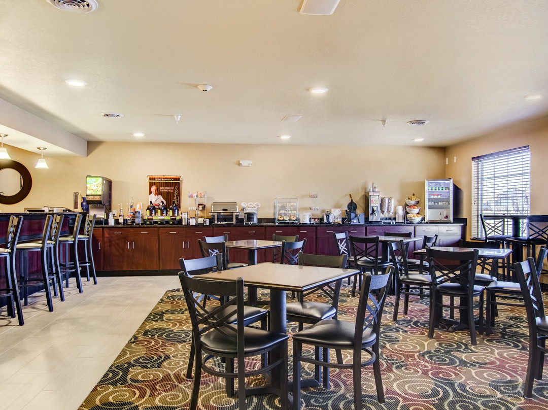 Castle Rock Inn & Suites主图