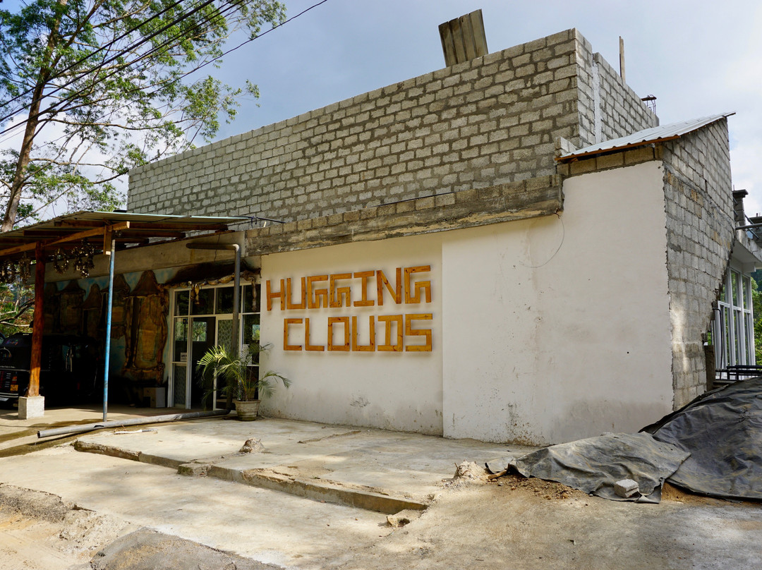 Hugging Clouds主图