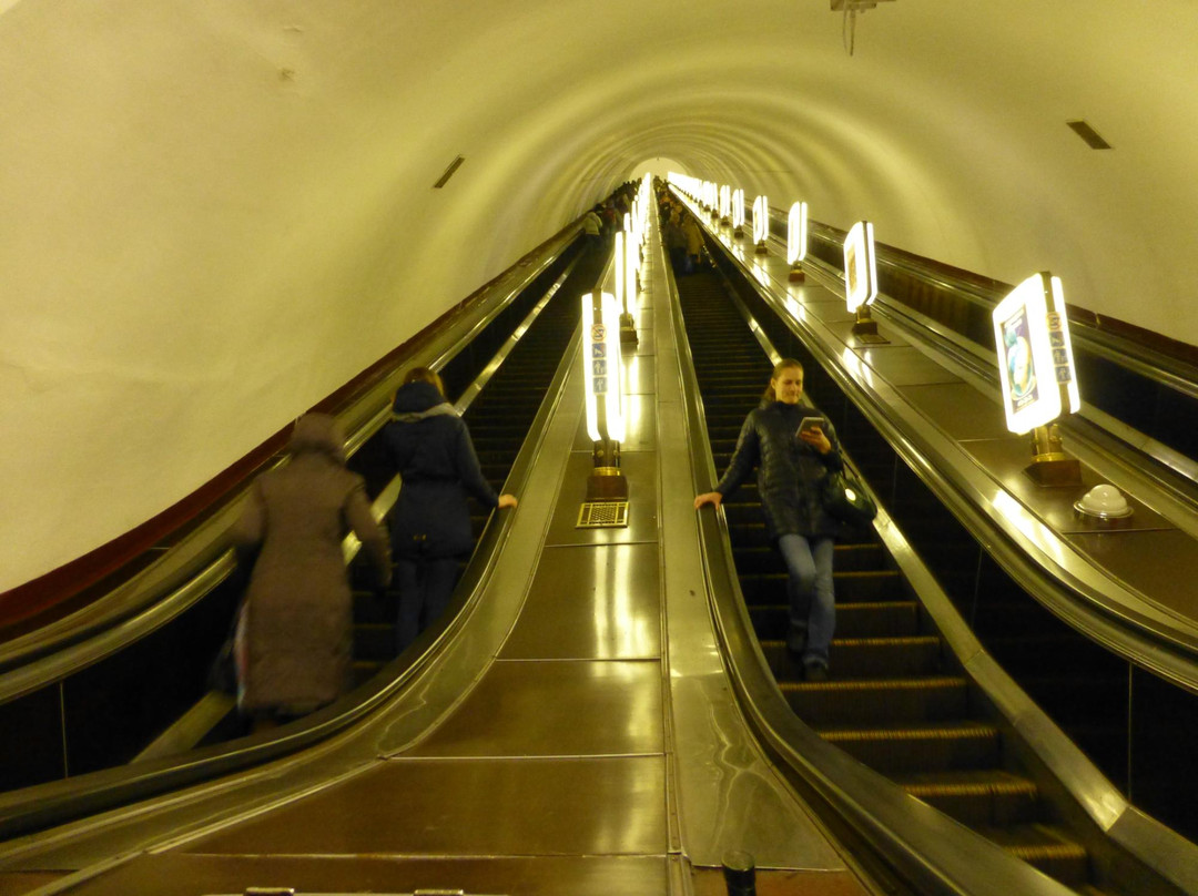 Arsenalna Metro Station景点图片