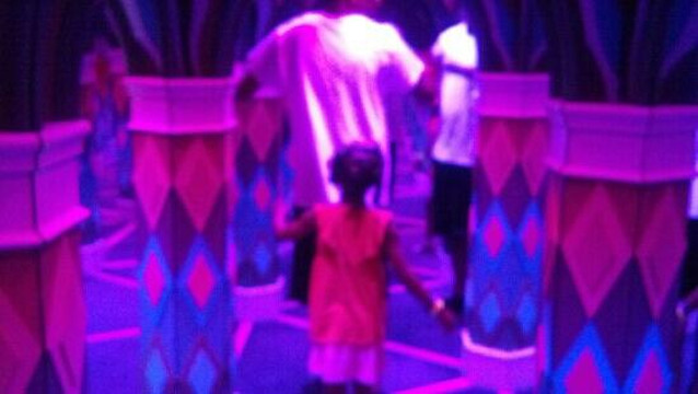 Backstage Mirror Maze-美特尔海滩必去景点