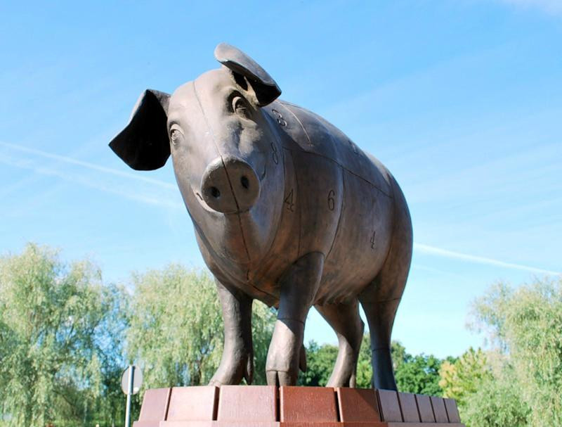 Sculpture Bronze Pig-塔尔图必去景点