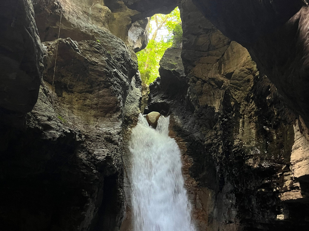 La Leona Waterfall CR景点图片