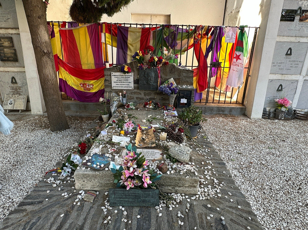 Tumba De Antonio Machado En El Cementerio De Collioure景点图片