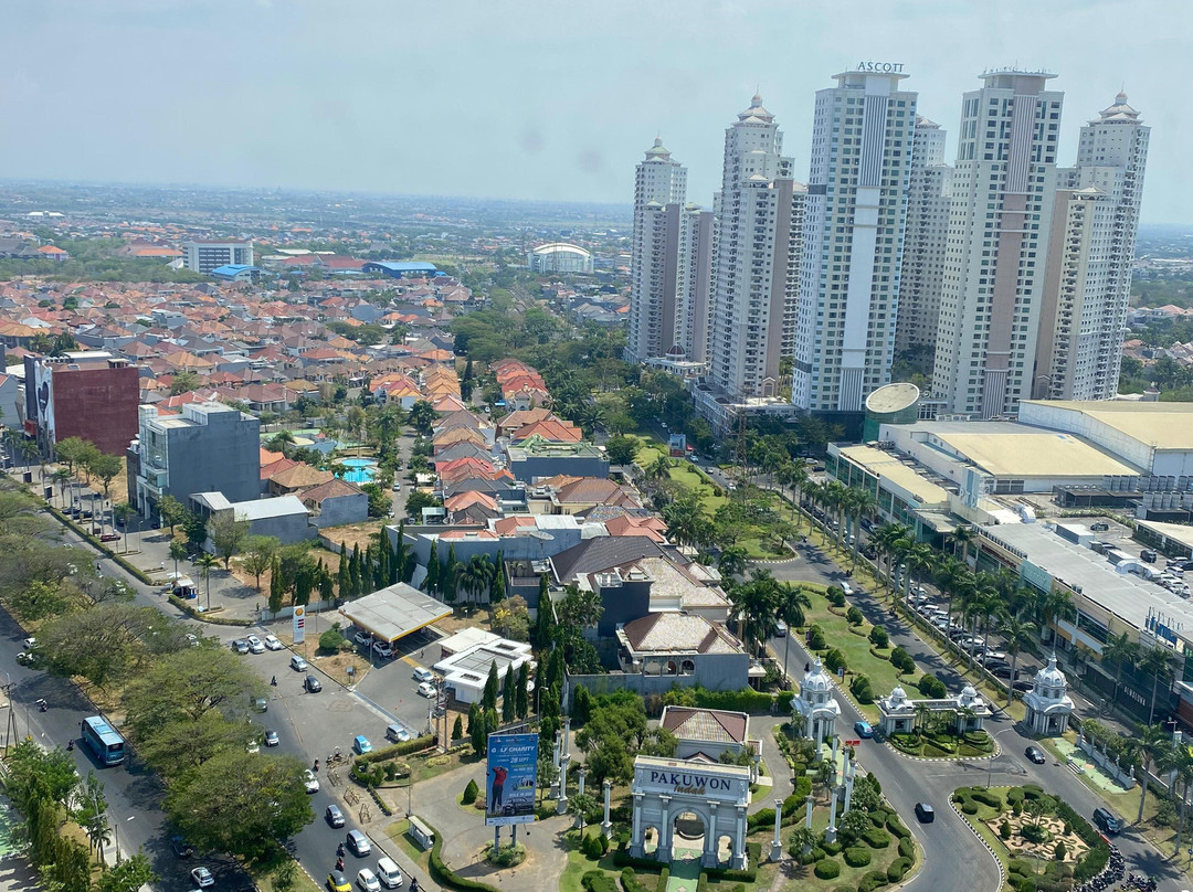 Whiz Luxe Hotel Spazio Surabaya主图