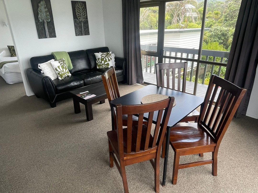 Tipi and Bobs Waterfront Lodge主图