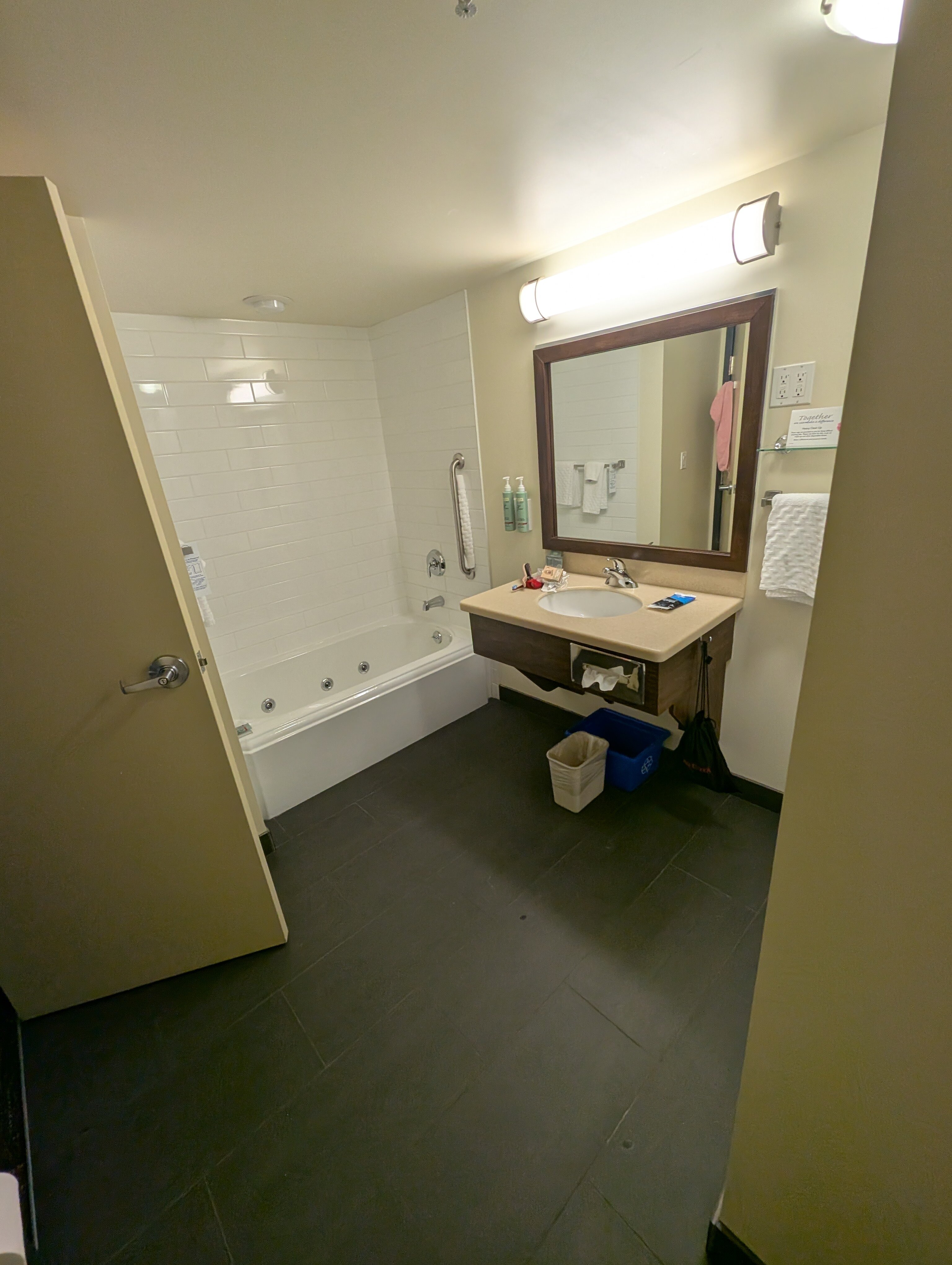 Best Western Thompson Hotel & Suites-浴室