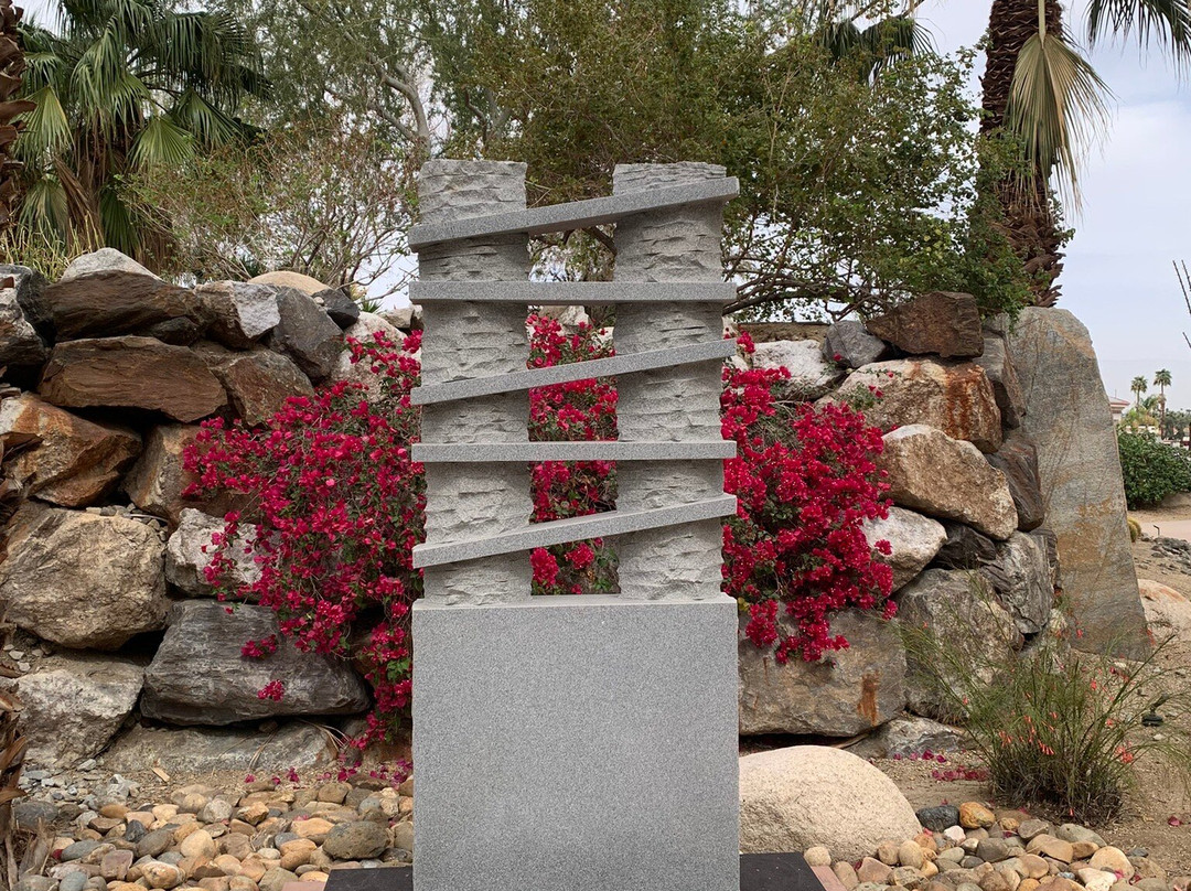 Faye Sarkowsky Sculpture Garden-棕榈沙漠必去景点