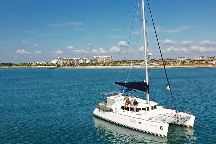 Sailing Outventure Catamaran Tours景点图片