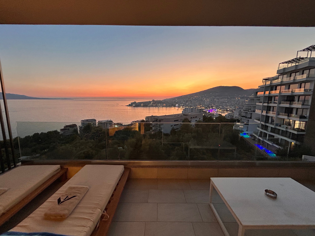 ArtNest Luxury Hotel & Suites