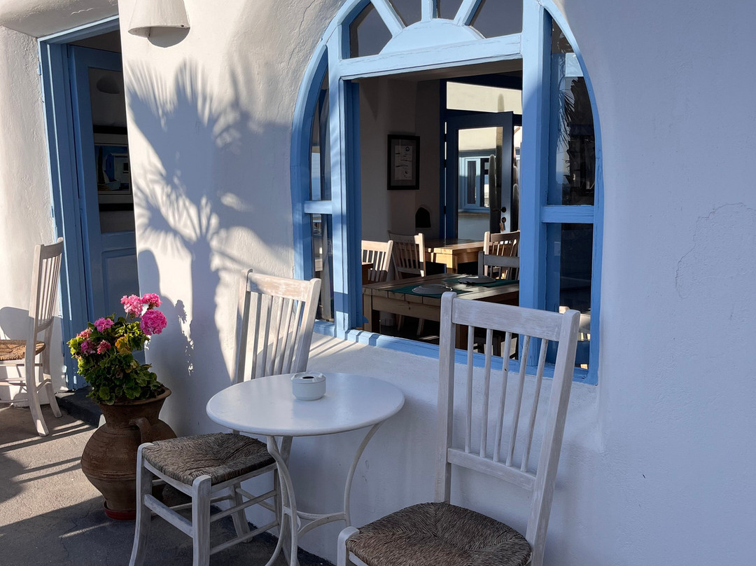 Finikia Oia Suites