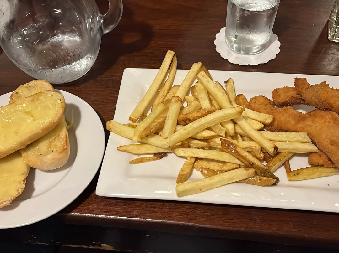 河畔小屋酒店主图