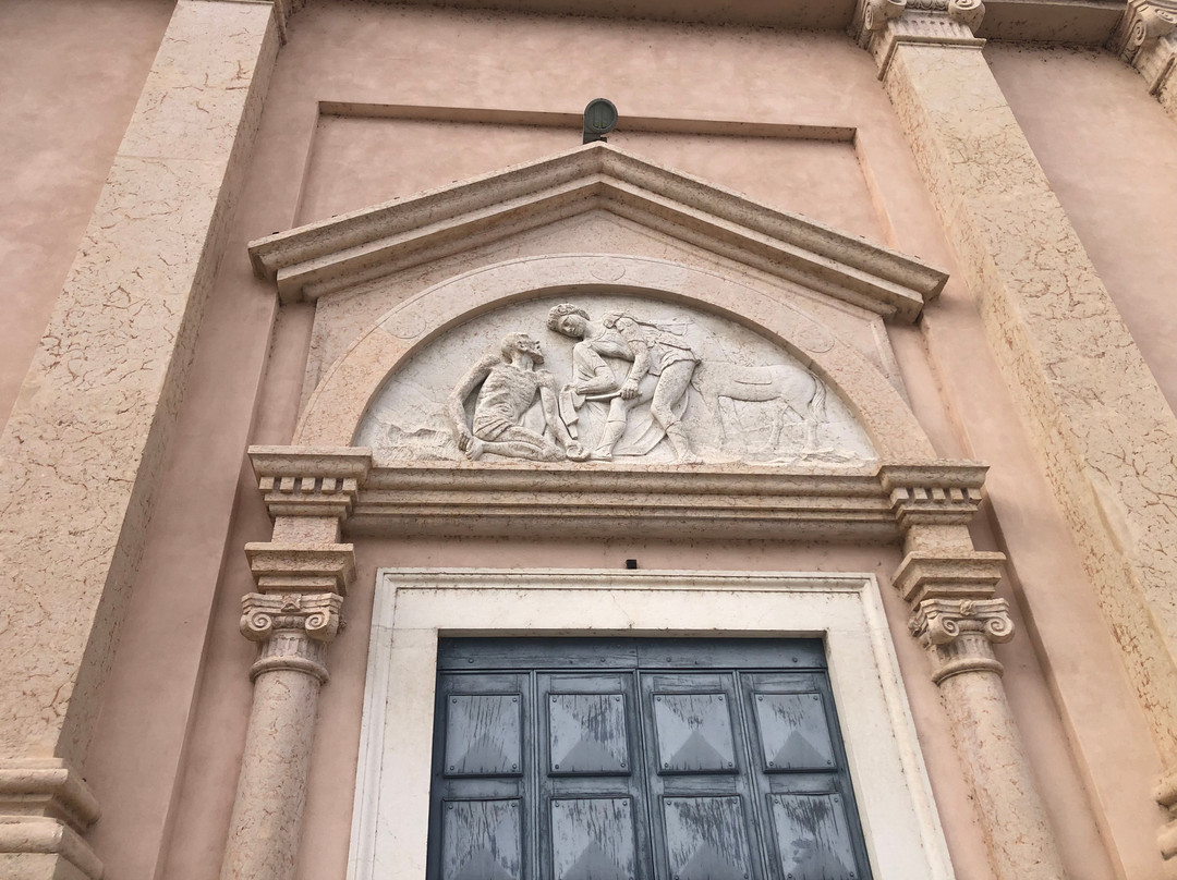 Chiesa Parrocchiale di San Martino Vescovo-佩斯基耶拉德尔加尔达必去景点