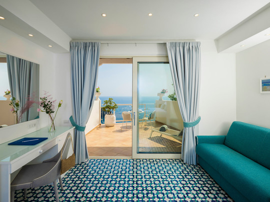 特里托尼大酒店主图